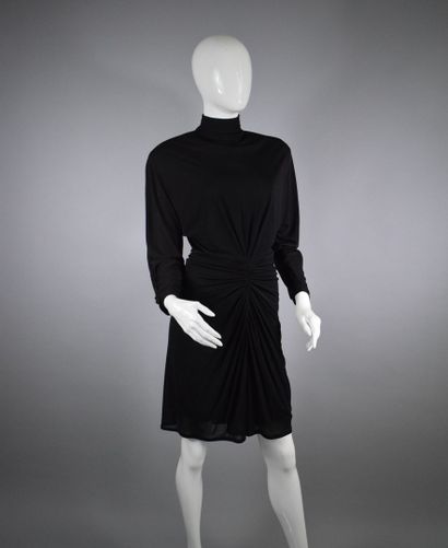 null ANONYMOUS



Fluid black dress with geometric pleated drape at the front waist...
