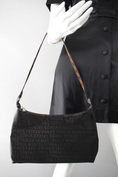 null SONIA RYKIEL



Black handbag with motifs of the designer's name, straight and...