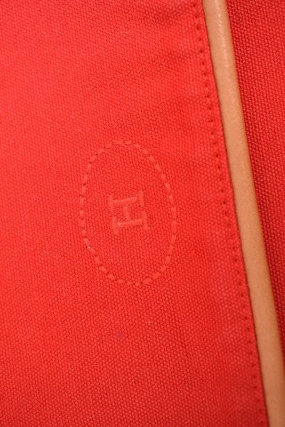 null HERMES PARIS



Clutch bag in red fabric and natural leather embroidered with...