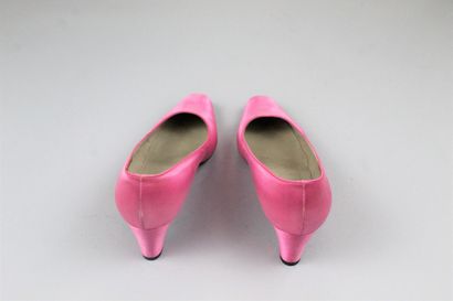 null CHRISTIAN DIOR SHOES (circa 1960)



Pair of pink silk satin covered pumps with...