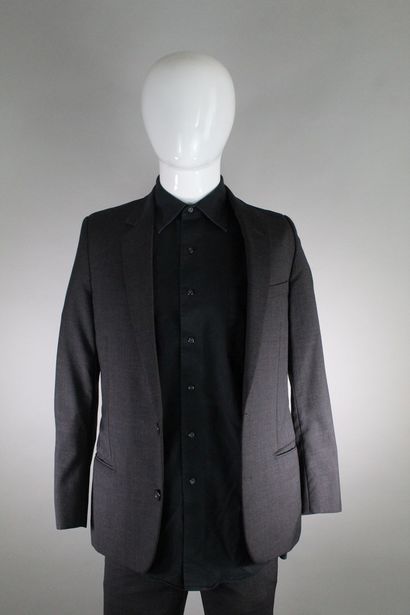 null DIOR



Grey wool suit, double breasted, two piped pockets, two inside pockets...