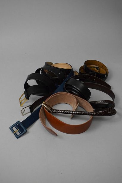 null ANONYMOUS



Lot of 5 belts including a travel belt in calfskin with concealed...