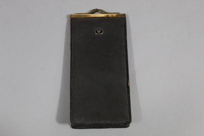null ANONYMOUS 



Glasses case in grey leather with a gold "T" on the front. 



Wear....