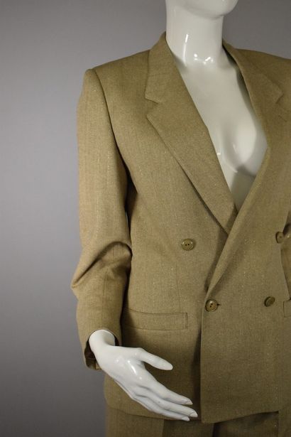null CERRUTI 1881



Iridescent beige double-breasted suit, consisting of pants and...
