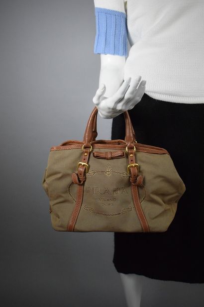 null PRADA



Bag in beige canvas and tobacco leather carried by hand or on the shoulder...