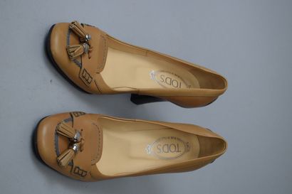 null TOD'S



Pair of beige leather heeled pumps with silver jeweled tassel detail...