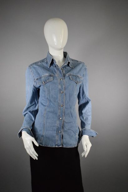 null VERSACE JEANS 



Denim shirt with button closure, silver jewelry. 



Size...