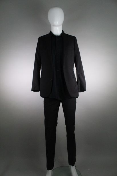 null DIOR

Black virgin wool suit with thin anthracite stripes.

Double buttoning,...