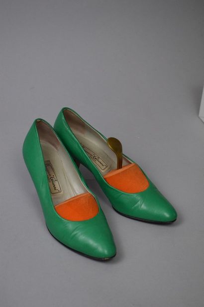 null GIANNI 



Pair of green leather pumps with black wooden heel. 



Size : 3...
