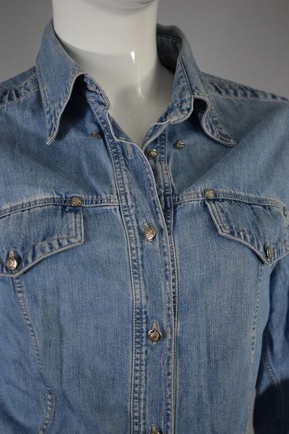 null VERSACE JEANS 



Denim shirt with button closure, silver jewelry. 



Size...