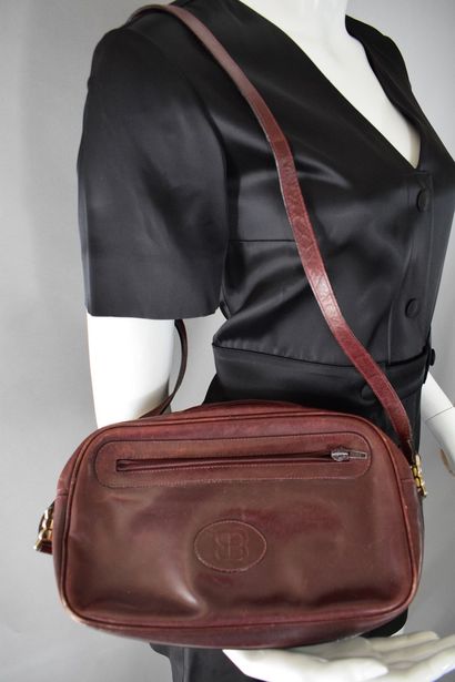 null BALENCIAGA 



Small bag in smooth burgundy leather with gold metal jewelry....