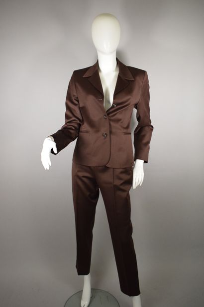BRUCE FIELD 
 
Charming chocolate suit in...