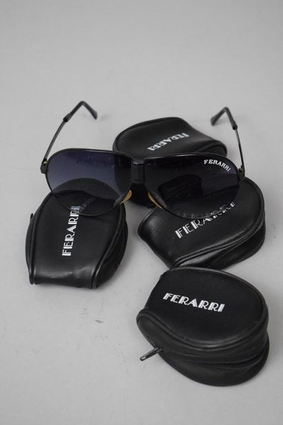 null FERARRI



Four pairs of foldable sunglasses. 

In their cases.