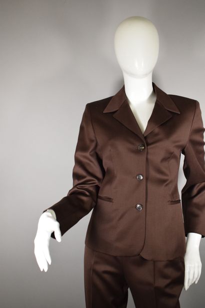 null BRUCE FIELD 



Charming chocolate suit in virgin wool, composed of pants and...
