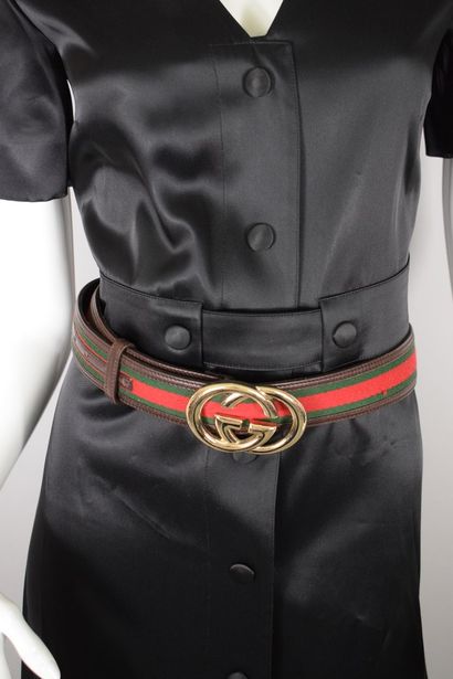 null GUCCI 



Brown calfskin belt with green and red cotton webbing. Monogrammed...
