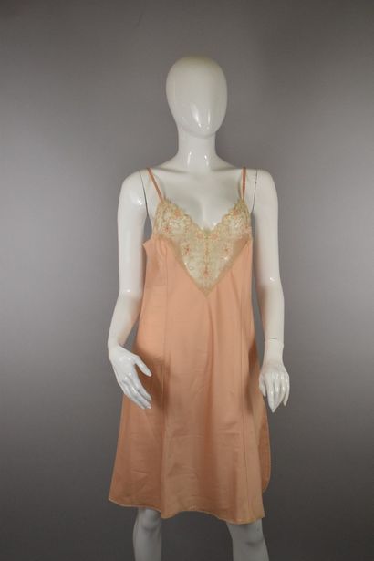 null CHRISTIAN DIOR LINGERIE 



Lot of two nighties, one cream, the other peach....