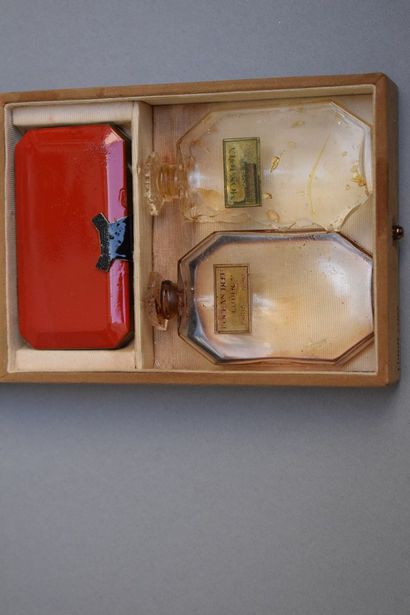 null LUBIN Paris 



Box including two bottles and a powder case in red lacquer