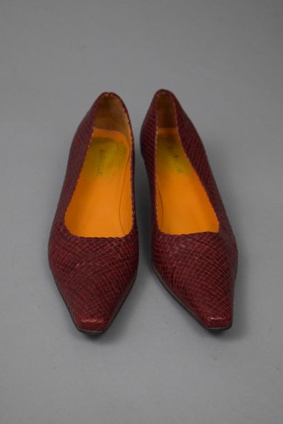 null ADIGE 



Pair of burgundy woven leather pumps with small heels. 



Worn. 



Size...