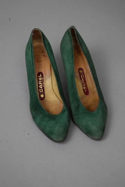 null CAREL 



Pair of green suede pumps with heels. 



Wear and tear. 



Size...