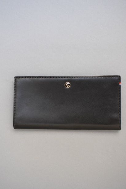 null S. T. DUPONT 



Black leather wallet. 

Very good condition. 

Size : 18 x...