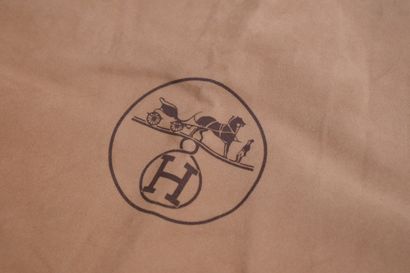 null HERMES PARIS 



Brown dustbag with the emblem of the House. 



Dimensions...