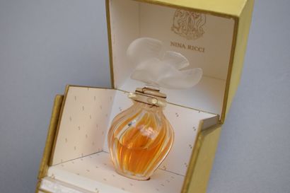 null NINA RICCI 



Perfume bottle in its case