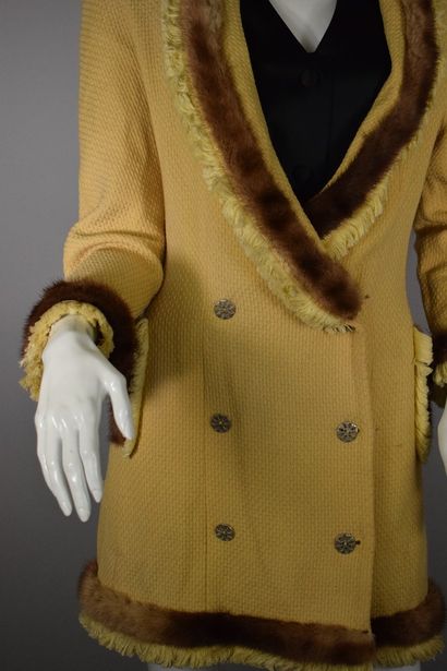 null 
CHRISTIAN DIOR 









Long yellow straw jacket with double breasted buttons...