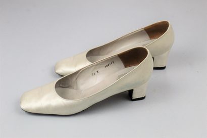 null CHRISTIAN DIOR SHOES (Circa 1960)



Pair of small heels pumps covered with...