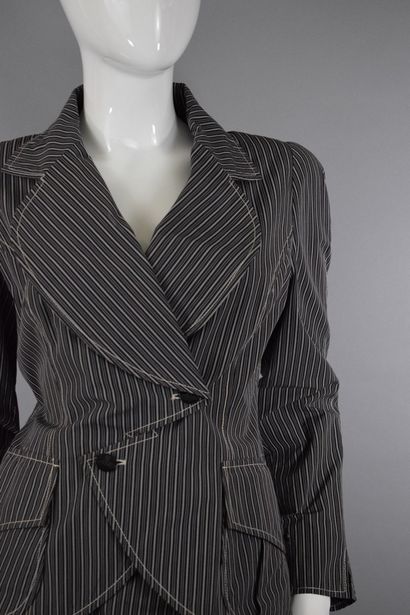 null VIVIENNE WESTWOOD Red label



Asymmetrical black and white striped suit, cream...