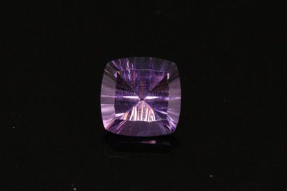 null Square concave cut amethyst fancy on paper. 

Weight : 3.10 cts.