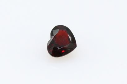 null Heart garnet on paper. 

Weight : 2.67 cts.