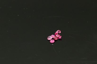 null Lot of oval and round rubies on paper. 

Weight : 1.58 cts.