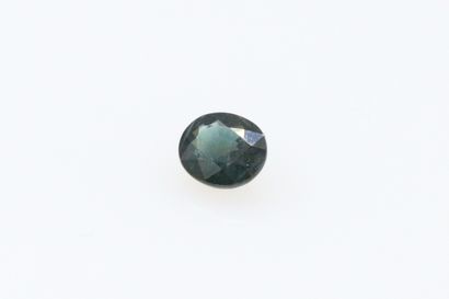 null Oval sapphire on paper.

Weight : 0.80 cts.