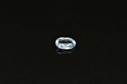 null Oval aquamarine on paper. 

Weight : approx. 0.90 cts.