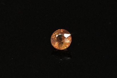 null Oval orange sapphire on paper. 

Weight : 1.04 cts.