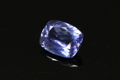 null Tanzanite cushion on paper.

Weight : 5.55 cts.