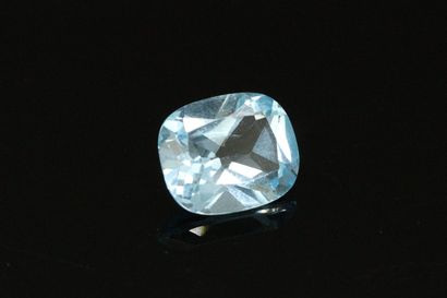 null Blue topaz cushion on paper.

Weight :6.01 cts.