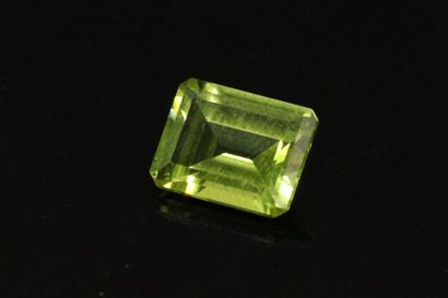 null Rectangular peridot with cut sides on paper. 

Weight : 2.25 cts.