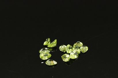 null Lot of 12 peridots pears on paper.

Weight : 8.55 cts.