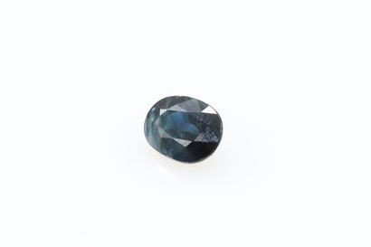 null Oval sapphire on paper. 

Weight : 2.11 cts.