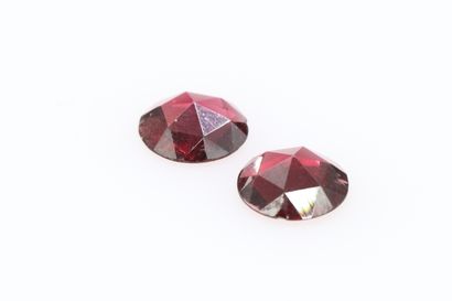 null A pair of round faceted garnets on paper (shocks).

Weight : approx. 2.55 c...