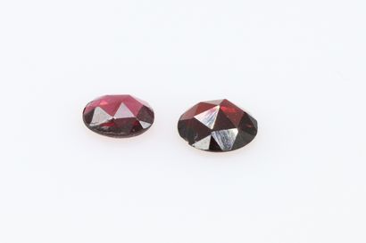 null A pair of round faceted garnets on paper (shocks).

Weight : about 3.00 cts...