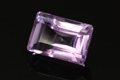 null Rectangular amethyst with sharp sides on paper.

Weight : 40.02 cts.