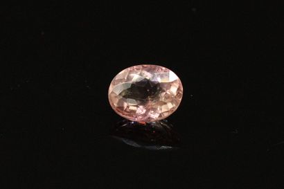 null Pale pink tourmaline on paper. 

Weight : 2.20 cts.