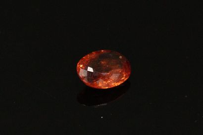 null Oval spessartite garnet on paper.

Weight : 2.91 cts.
