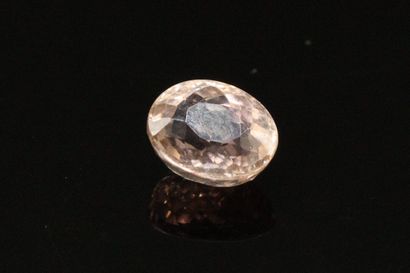 null Pink tourmaline oval on paper. 

Weight : approx. 2.25 cts.
