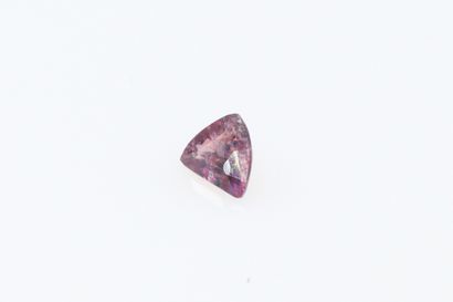 null Pink trillion sapphire on paper. 

Weight : 0.67 cts.