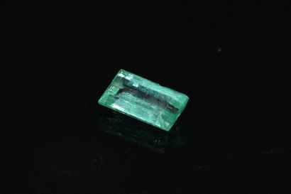 null Rectangular emerald with sharp sides on paper. 

Weight : approx. 0.65 cts.