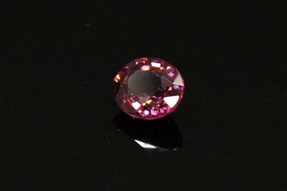 null Oval garnet on paper. 

Weight : 1.34 cts.