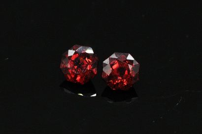 null Pair of round red garnets on paper.

Weight : 3.30 cts